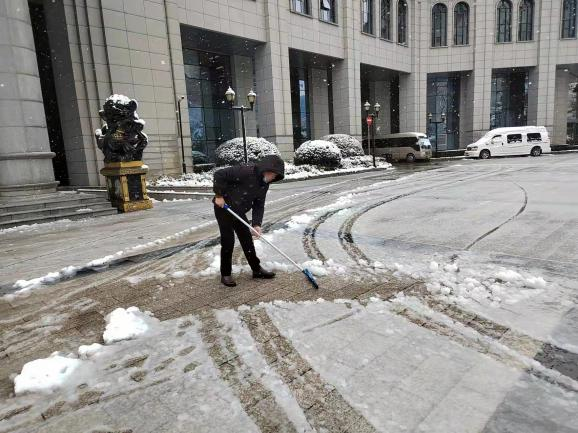 迎風戰雪保暢通，齊心協力守平安